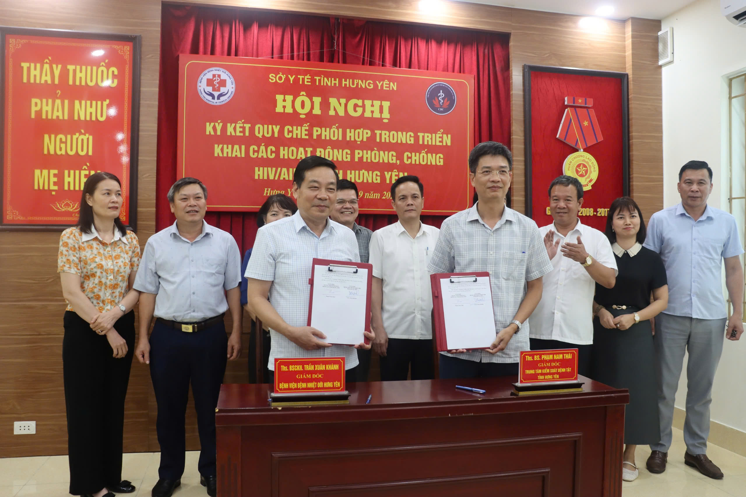 Hội nghị ký kết Quy chế phối hợp triển khai các hoạt động phòng, chống HIV/AIDS giữa Bệnh viện Bệnh nhiệt đới tỉnh Hưng Yên và Trung tâm Kiểm soát bệnh tật tỉnh Hưng Yên ngày 04/9/2025